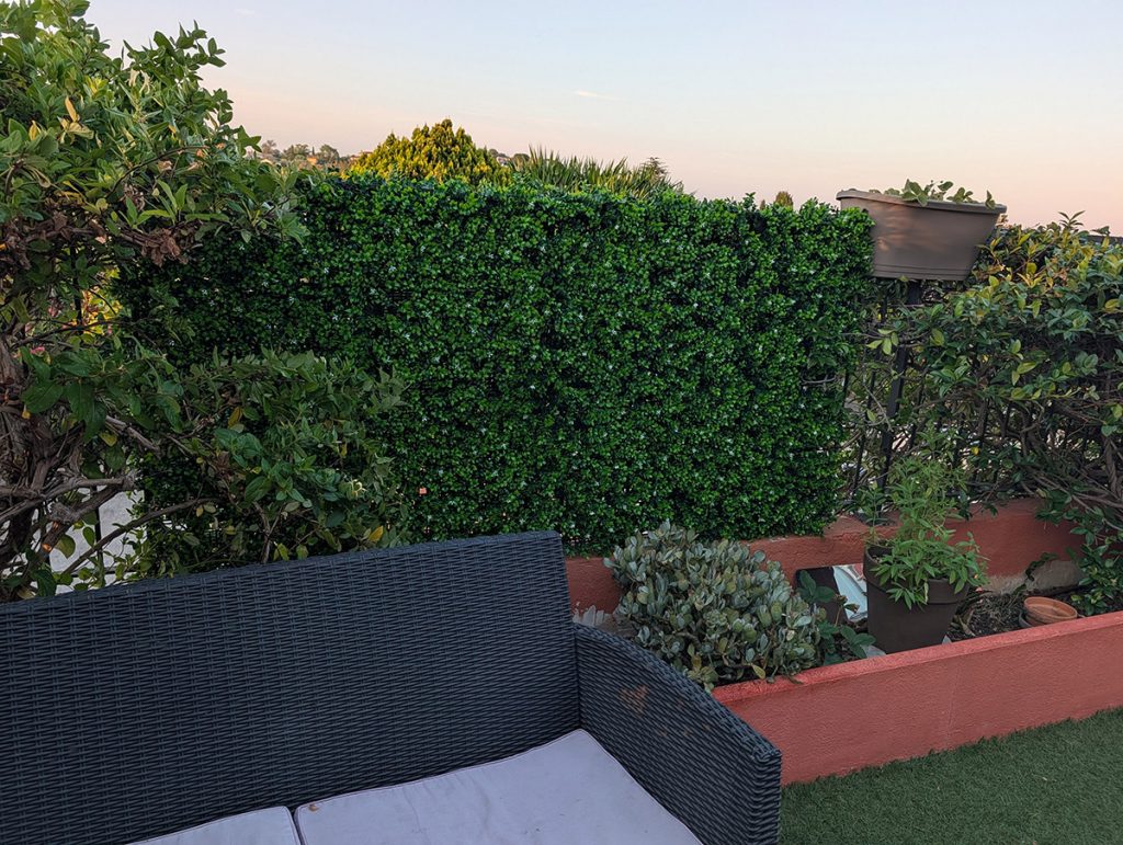 résultat haie articielle posée sur ma terrasse